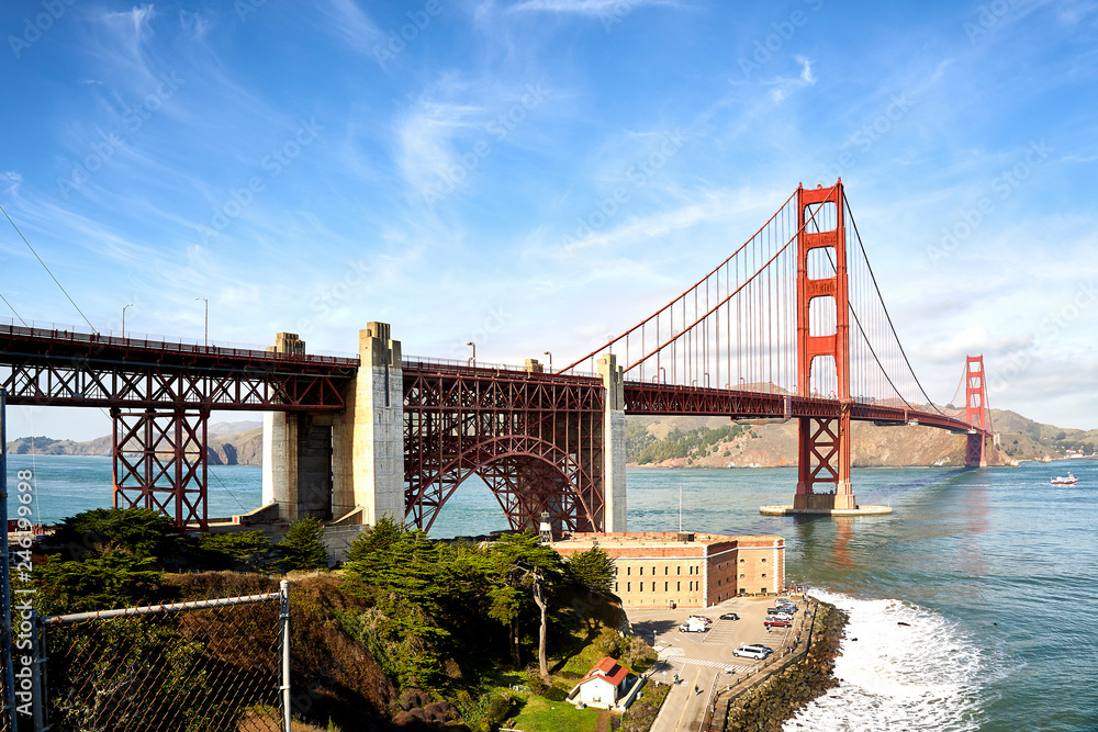 Fototapeta premium Golden Gate Bridge San Francisco Ocean Shore