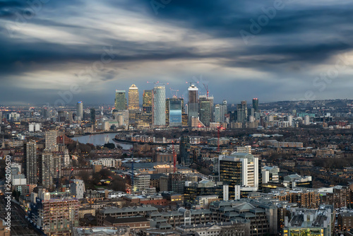 Blick   ber die Skyline von London auf das Finanzzentrum Canary Wharf mit dunklen Wolken