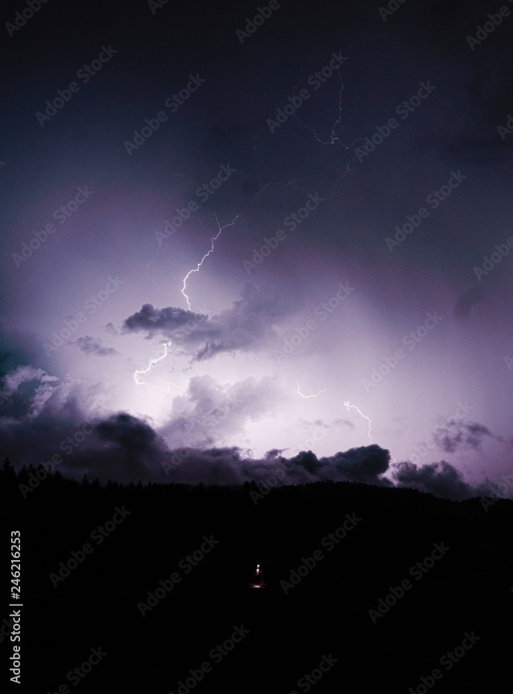 Blitze hinter Wolken