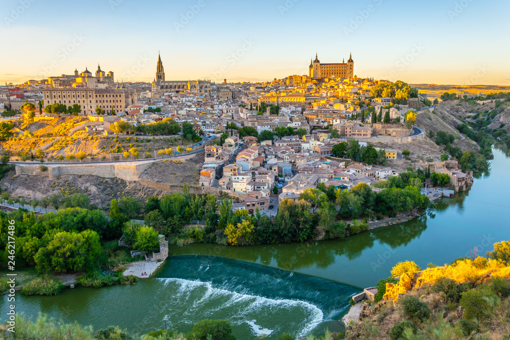 Sunset view of cityscape of Toledo, Spain - obrazy, fototapety, plakaty 