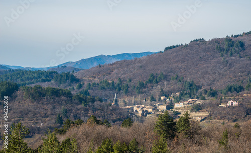 Ardèche/paysage avec village photo