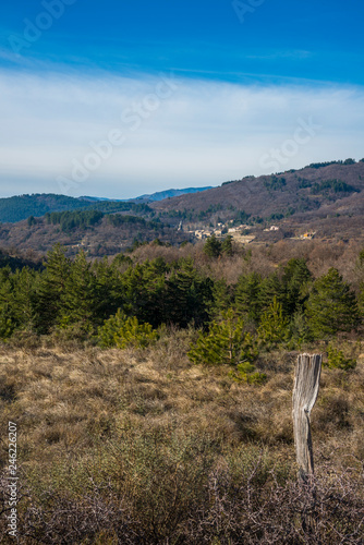 Ardèche/paysage avec village photo