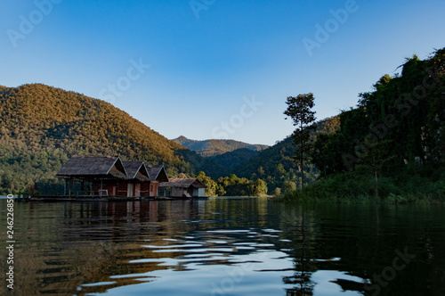 Kleine Häuserreihe inmitten eines Sees in Thailand