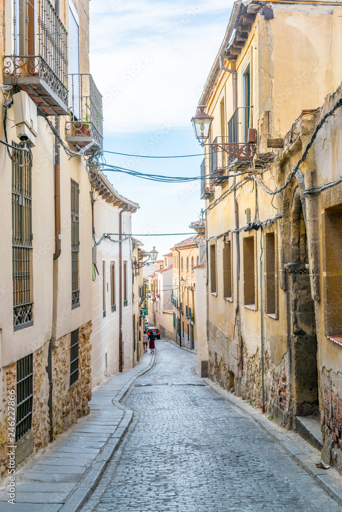 Fototapeta Widok wąska ulica przy starym miasteczkiem Segovia, Hiszpania