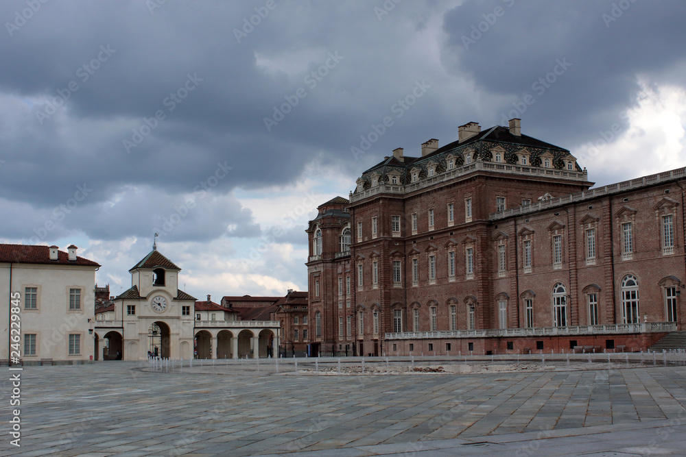 Fototapeta premium palazzo antico e cortile in italia