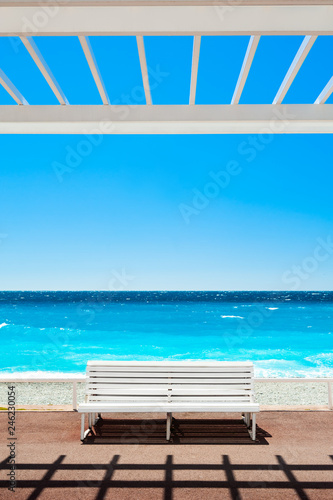 Fotografia White bench on the Promenade des Anglais in Nice, France.