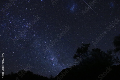 Fotografía Southern sky Milky Way, Large and Small Magellanic Cloud nebulae and a satellite