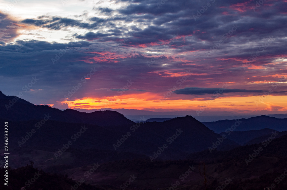 Sonnenuntergang auf den Bergen in Thailand