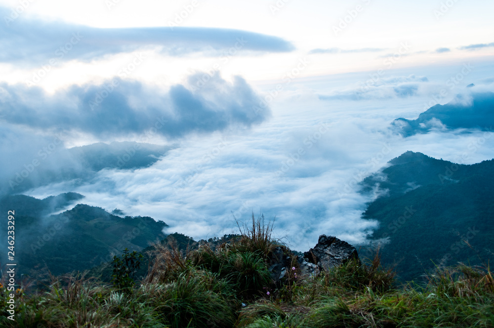 Über den Wolken auf den Bergen in Thailand