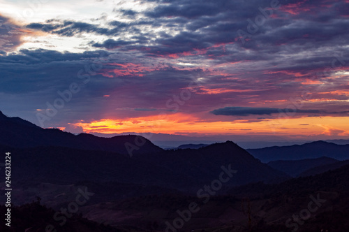 Sonnenuntergang auf den Bergen in Thailand