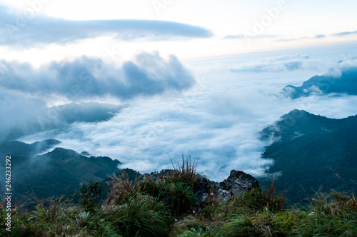 Über den Wolken auf den Bergen in Thailand