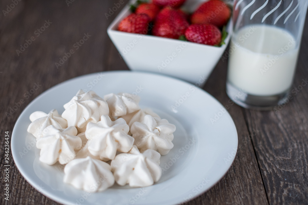 Meringues with strawberries Meringues with strawberries