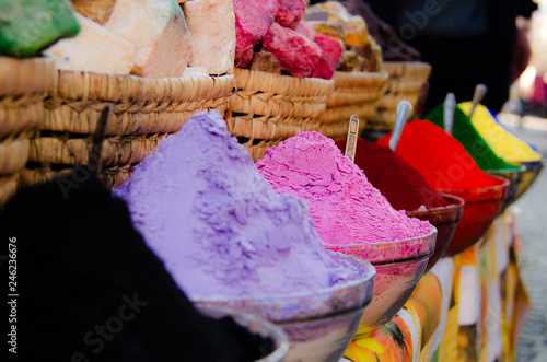 knallig farbige Gewürze am Markt