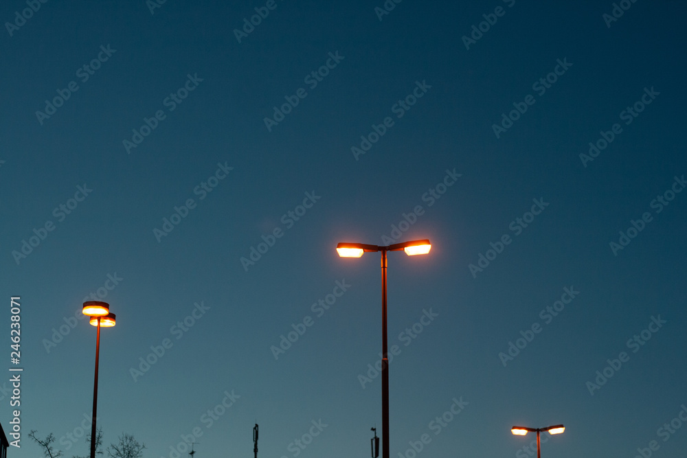 Straßenlaternen leuchten im Sonnenuntergang Straßenlaternen leuchten im Sonnenuntergang