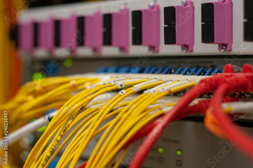 Obraz na płótnie Glasfaser Kabel Patchfeld im Netzwerkschrank