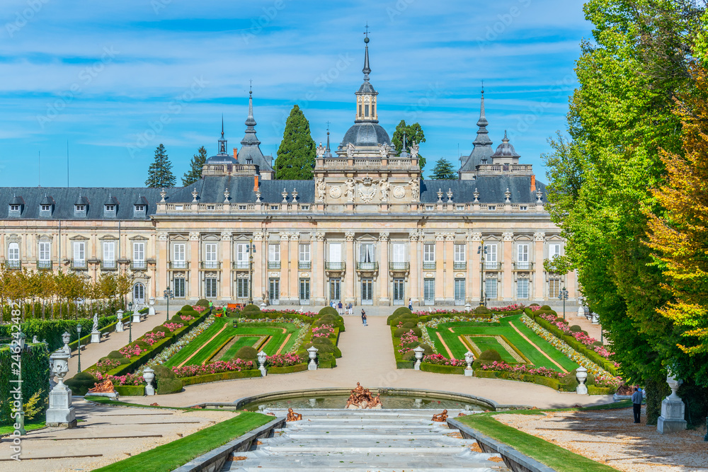 Ταπετσαρία View of Palace la Granja de San Ildefonso from gardens, Spain