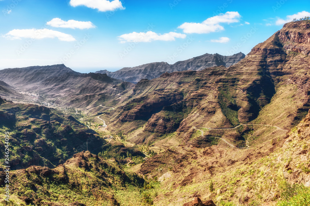 Serpentinenstraße am steilen Hang im Barranco de Mogan in Gran Canaria