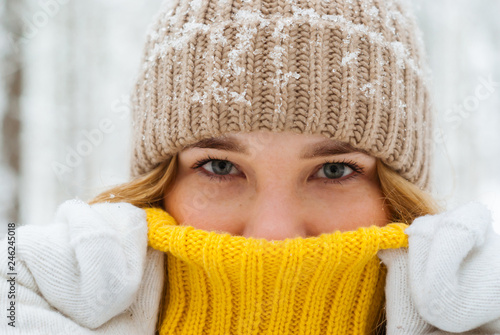 Photos portrait of a girl warming her breath