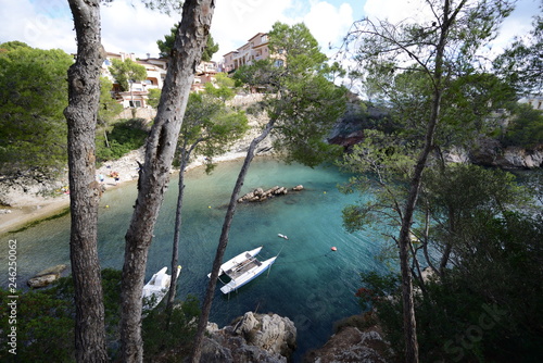 Küste in Cala Fornells auf Mallorca mit wunderschön blauem Wasser zum Baden. Pauschalreise Urlaub nach Spanien photo