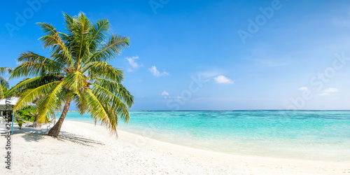Strandurlaub auf einer tropischen Insel photo