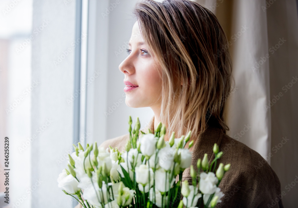 Naklejka premium beautiful girl with a bouquet of white roses