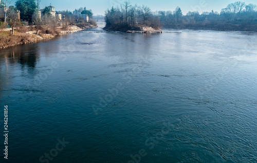La calma placida del fiume scorre lentamente