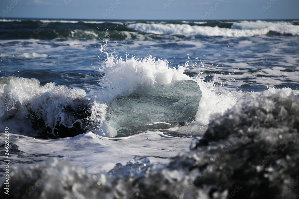 Fototapeta premium waves crashing on ice