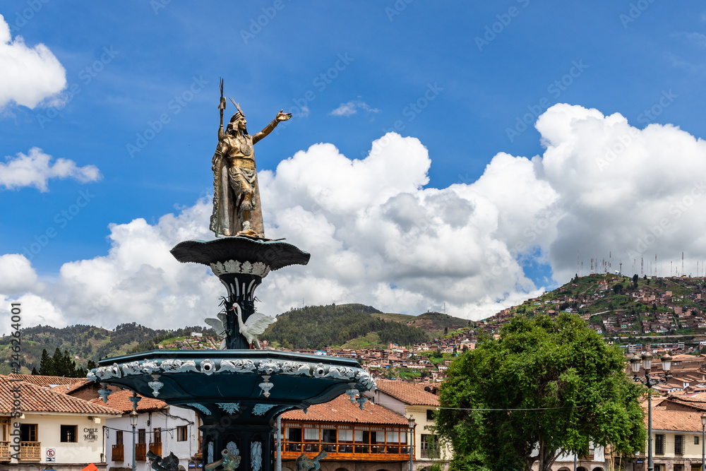 Fototapeta premium Inka Häuptling auf dem Plaza de Armas in Cusco Peru, Noqaykun Ruwarayku