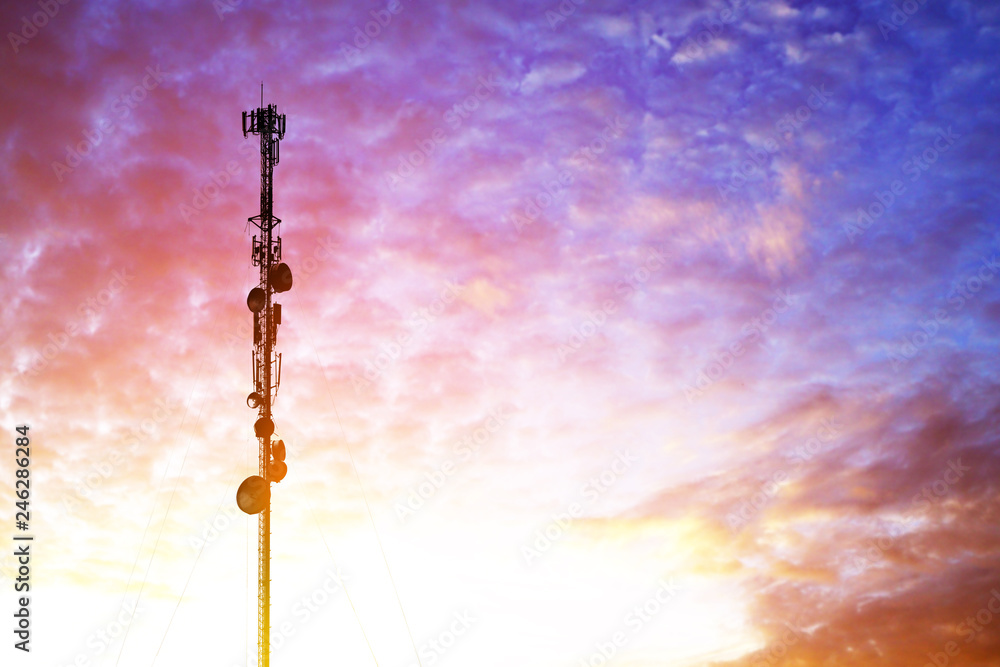 Obraz premium Telecommunication tower antenna at clouds sunset sky background