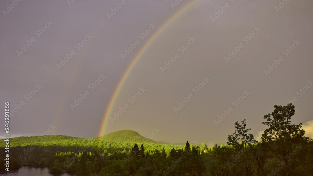 Naklejka premium Arc-en-ciel sur une montagne