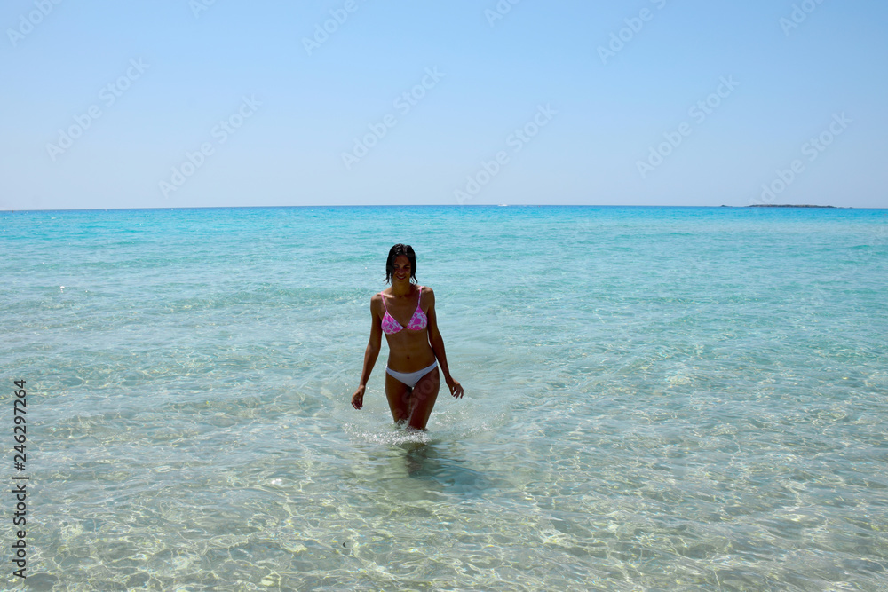 Obraz premium hermosa mujer en el mar