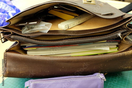 Gefüllte Schultasche eines Lehrers
