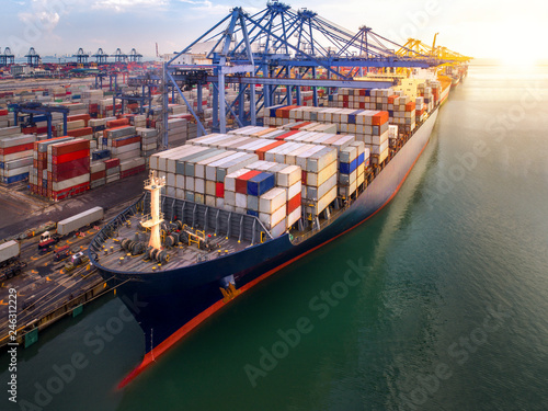Fototapete Container port and container ship transportation