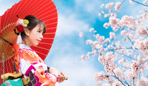 桜と着物の女性