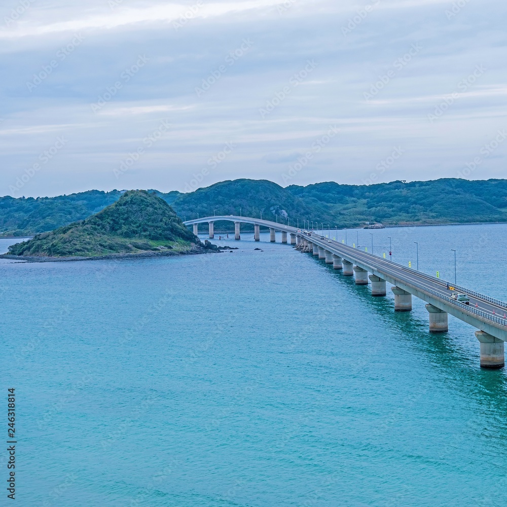 コバルトブルーの海岸にかかる橋の情景