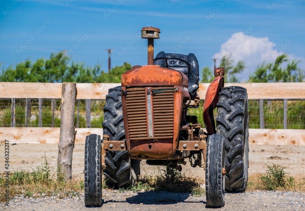 Vieux tracteur. Vieux tracteur.