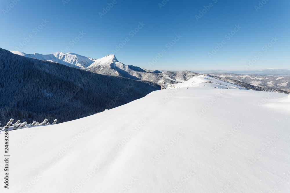 Widok na Giewont z Przełęczy między Kopami, zimowy krajobraz w Tatrach - obrazy, fototapety, plakaty 
