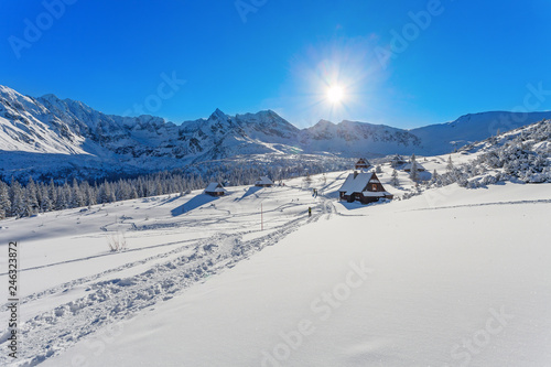 Zimowy krajobraz, widok na Dolinę Gąsienicową, Tatry, Polska