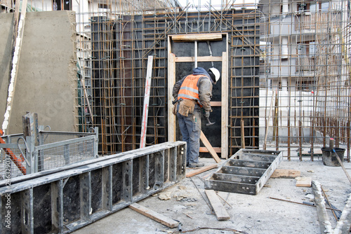 Budowa robotnik szalunki betonowanie zbrojenie zbrojarz photo