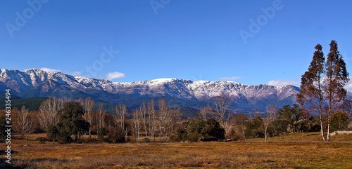 Vista panorámica del valle del río Tiétar y la sierra de Gredos en España. photo