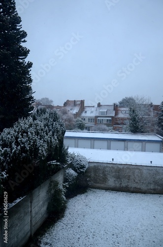 Tableau sur toile Jardin citadin bruxellois sous la neige (Belgique)