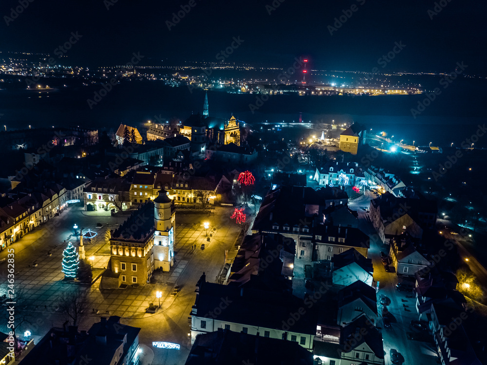 Sandomierz nocą świątecznie dron