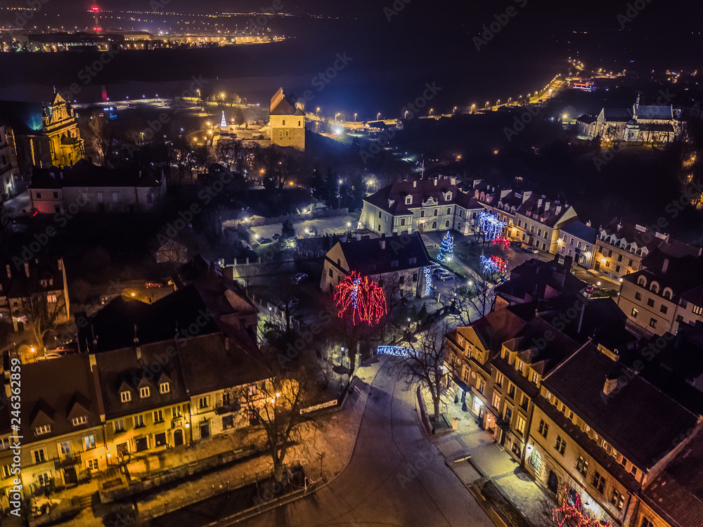 Sandomierz nocą świątecznie dron - obrazy, fototapety, plakaty 