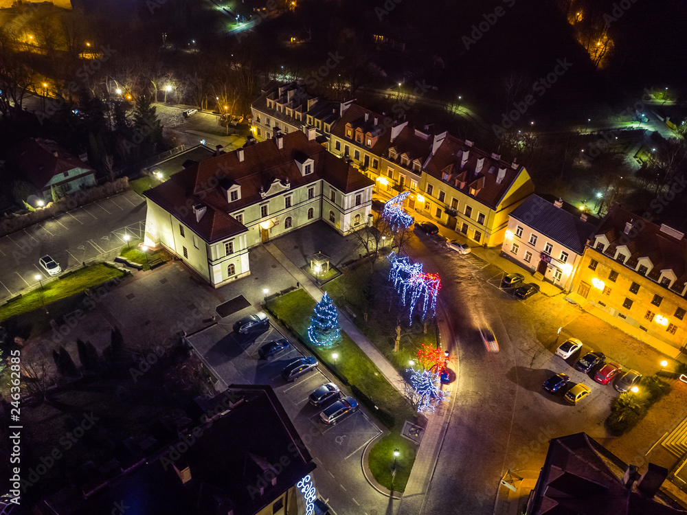 Sandomierz nocą świątecznie dron