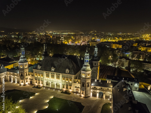 Obraz na płótnie Muzeum Narodowe w Kielcach nocą dron w salonie