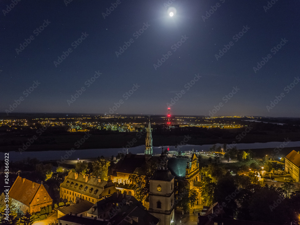 Sandomierz nocna panorama z drona
