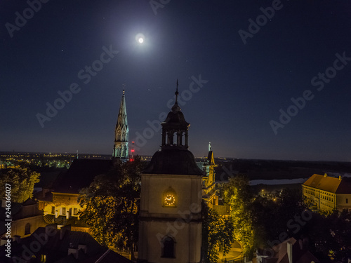 Obraz na płótnie Sandomierz nocna panorama z drona w salonie