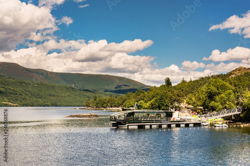 Cruise moved by the energy of the wind and the sun in the Sanabria lake in Zamora (Spain) © Enrique del Barrio