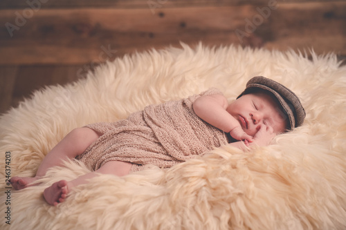 Close up süßes Neugeborenes Baby Junge mit Mütze schläft friedlich auf Fell