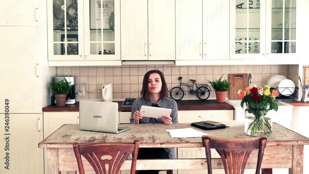 Portrait of happy woman with tablet sitting in the kitchen
Portrait of happy woman with tablet sitting in the kitchen